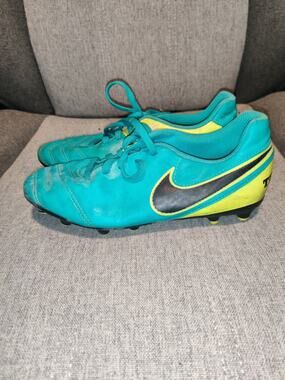 Nike Tiempo Soccer Cleats Youth Size 3.5 Teal Yellow